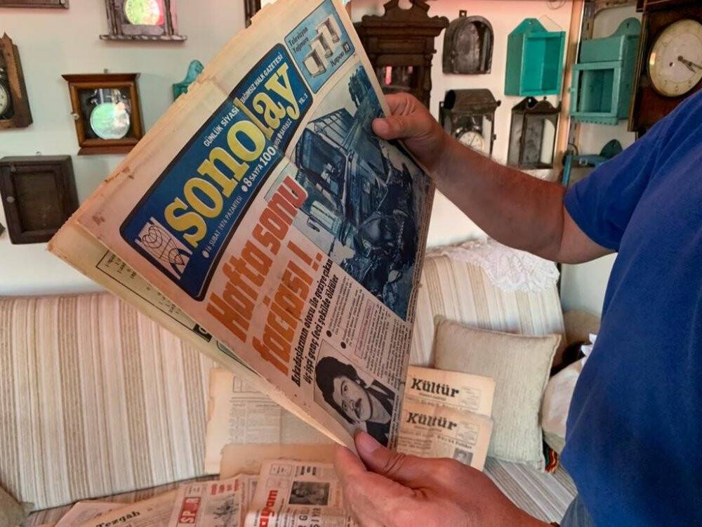 Koleksiyoner asırlık gazeteleri muhafaza ediyor