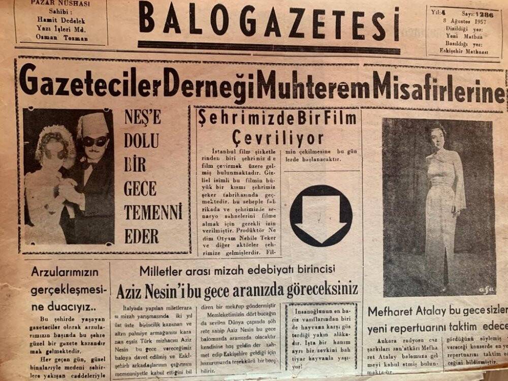 Koleksiyoner asırlık gazeteleri muhafaza ediyor