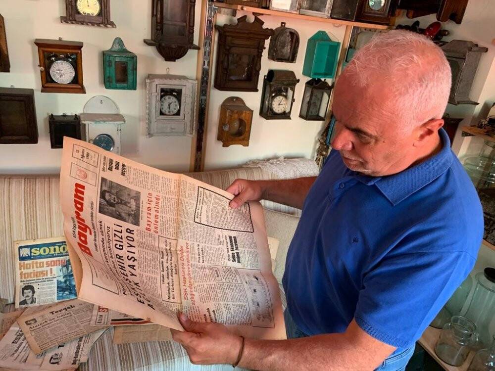 Koleksiyoner asırlık gazeteleri muhafaza ediyor