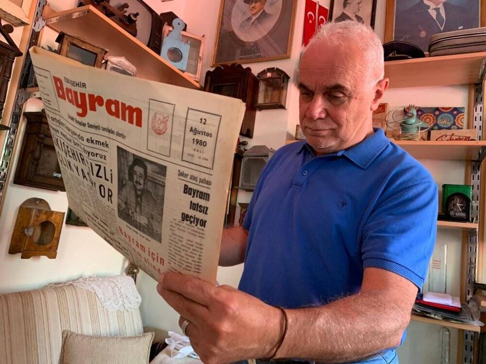 Koleksiyoner asırlık gazeteleri muhafaza ediyor