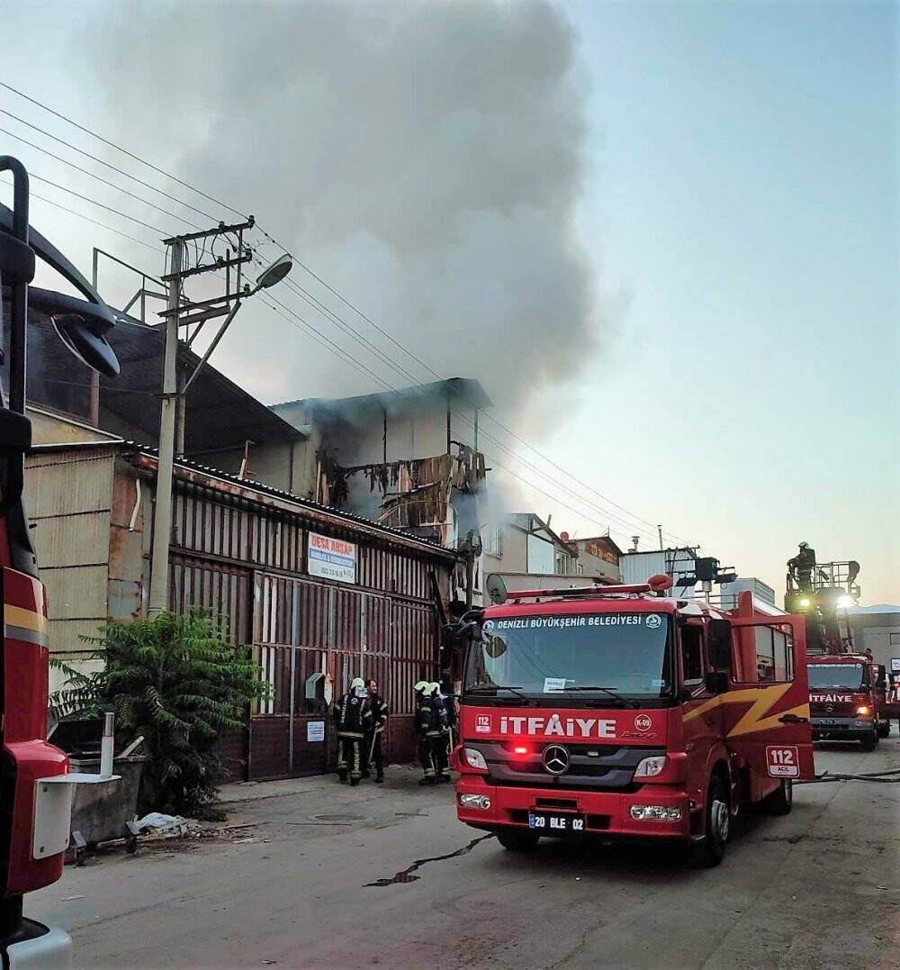 Marangoz atölyesi alev alev yandı