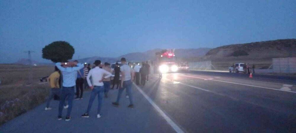 Otomobil sürüye çarptı, 30 koyun telef oldu