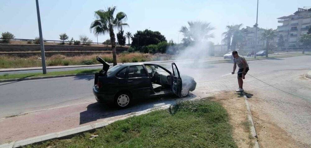 Yanan otomobilden, eşi ve çocuklarını çıkardı