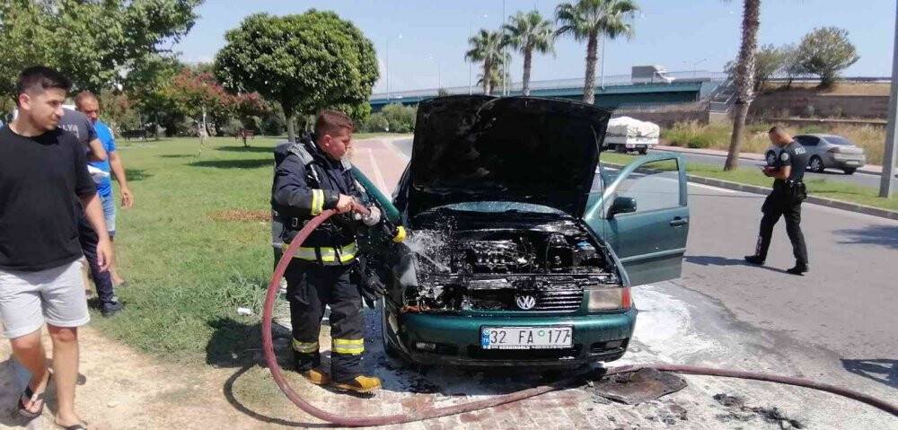 Yanan otomobilden, eşi ve çocuklarını çıkardı