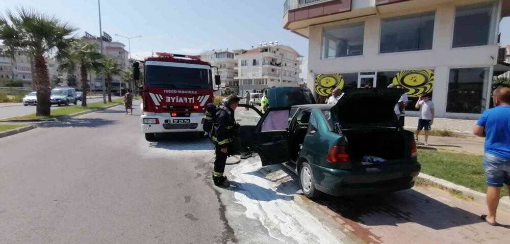 Yanan otomobilden, eşi ve çocuklarını çıkardı