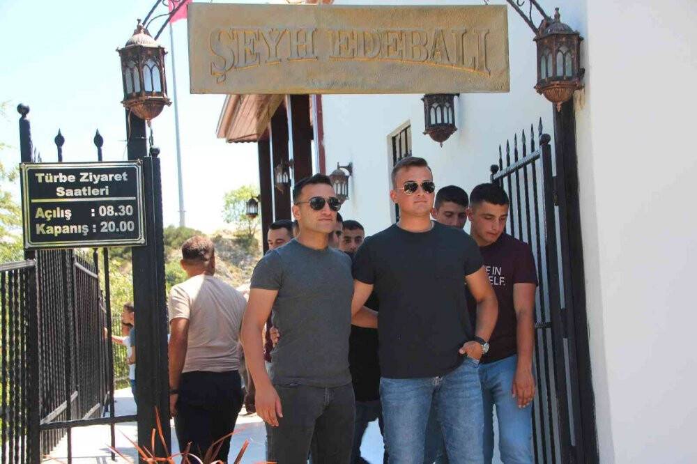 Aileleriyle kavuşan askerler gözyaşlarına hâkim olmadı