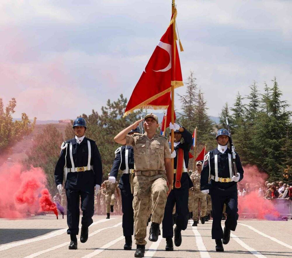 Aileleriyle kavuşan askerler gözyaşlarına hâkim olmadı