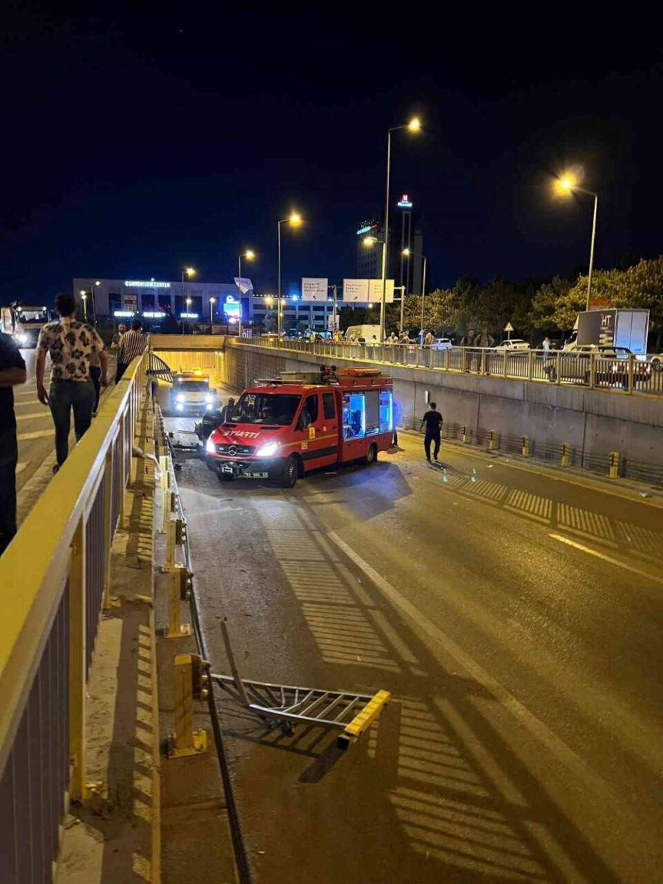 Kontrolden çıkan otomobil alt geçide düştü: 2 yaralı