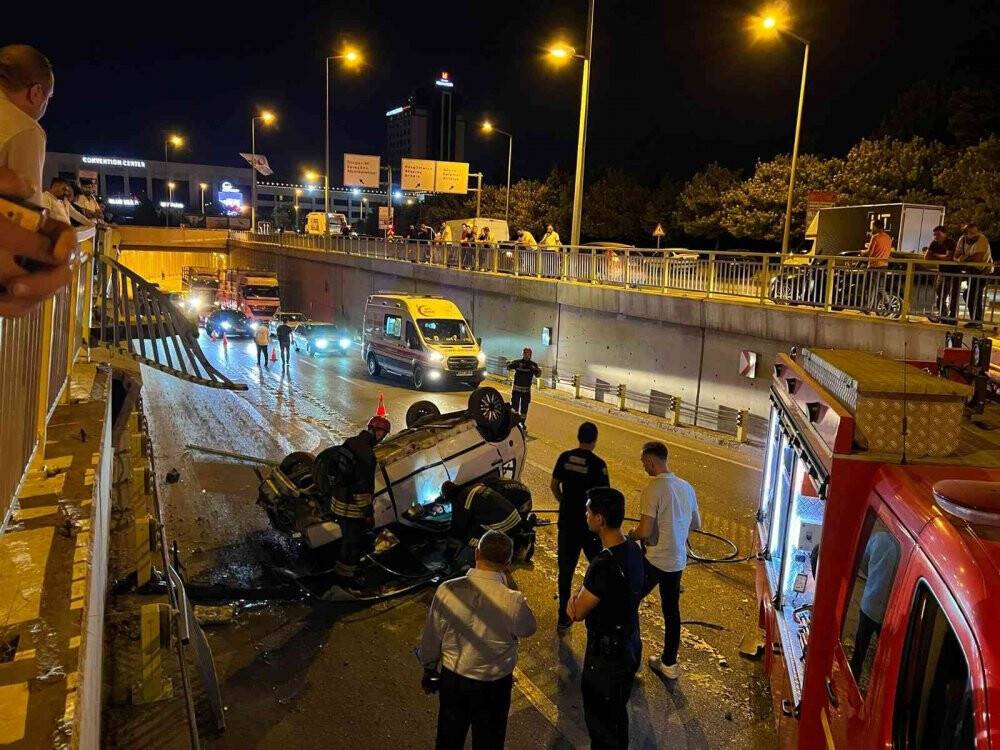 Kontrolden çıkan otomobil alt geçide düştü: 2 yaralı