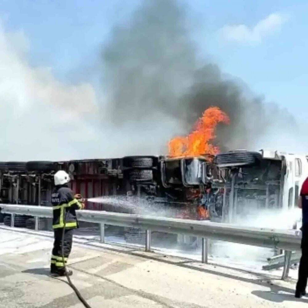 Otoyolda refüje çarpıp devrilerek yanan tırın sürücüsü öldü.