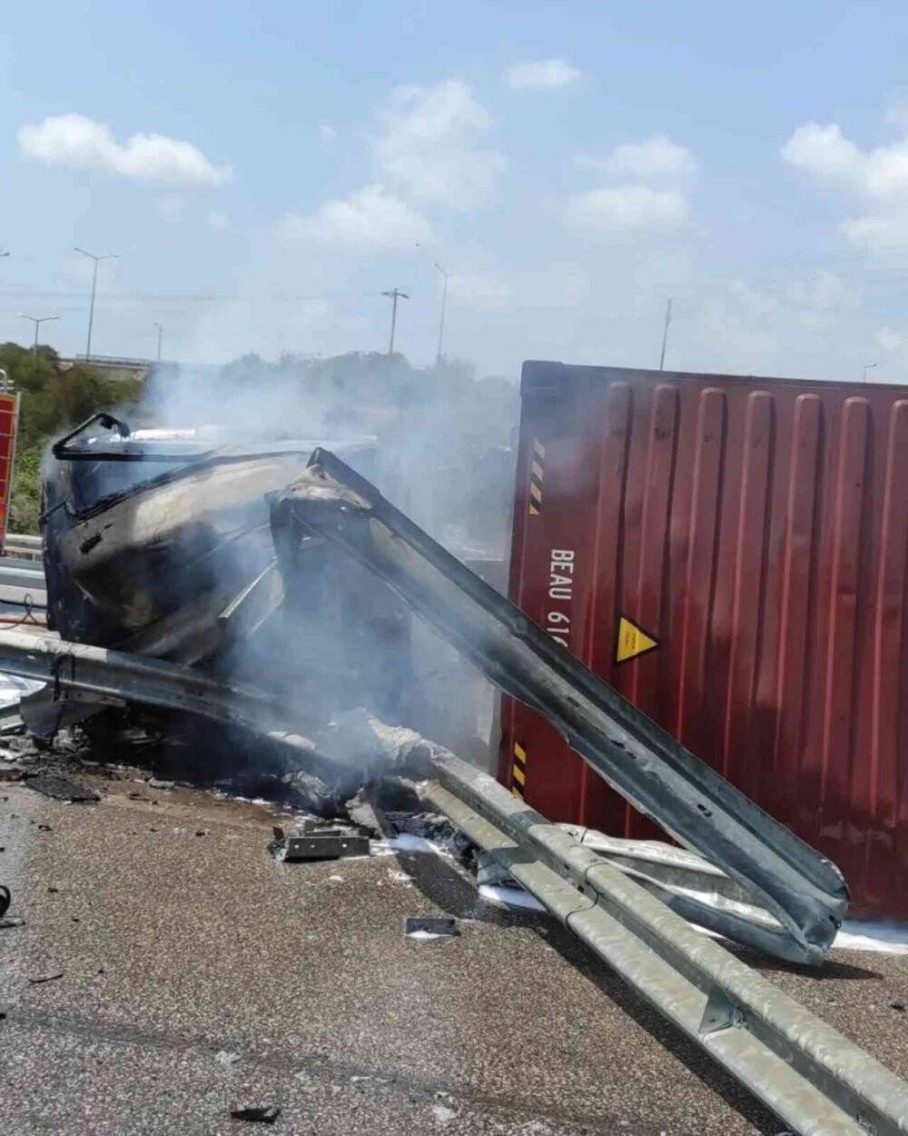 Otoyolda refüje çarpıp devrilerek yanan tırın sürücüsü öldü.