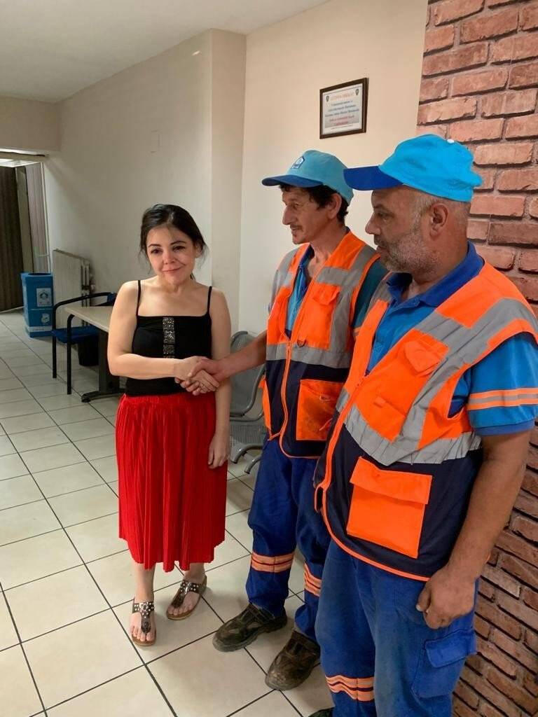 Temizlik görevlisi bulduğu para dolu çantayı sahibine ulaştırdı