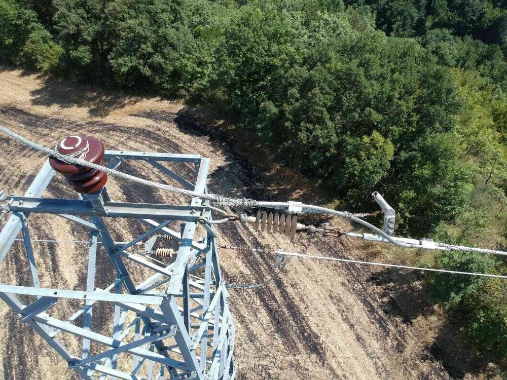 Yüksek gerilime kapılan karga az daha köyü yakacaktı