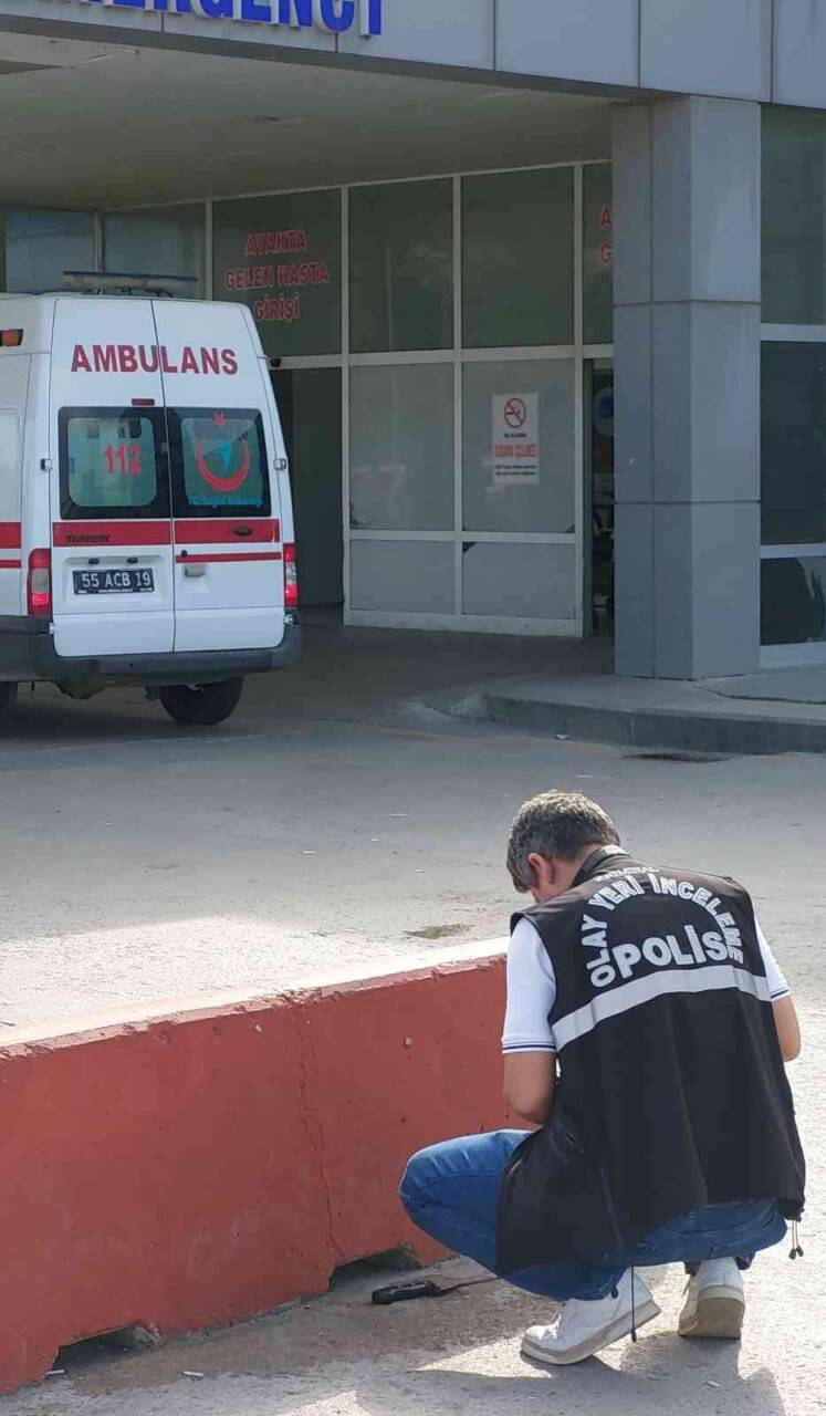 Bıçaklı saldırıda ağır yaralandı, kanlı döner bıçağı acil servis önünde bulundu