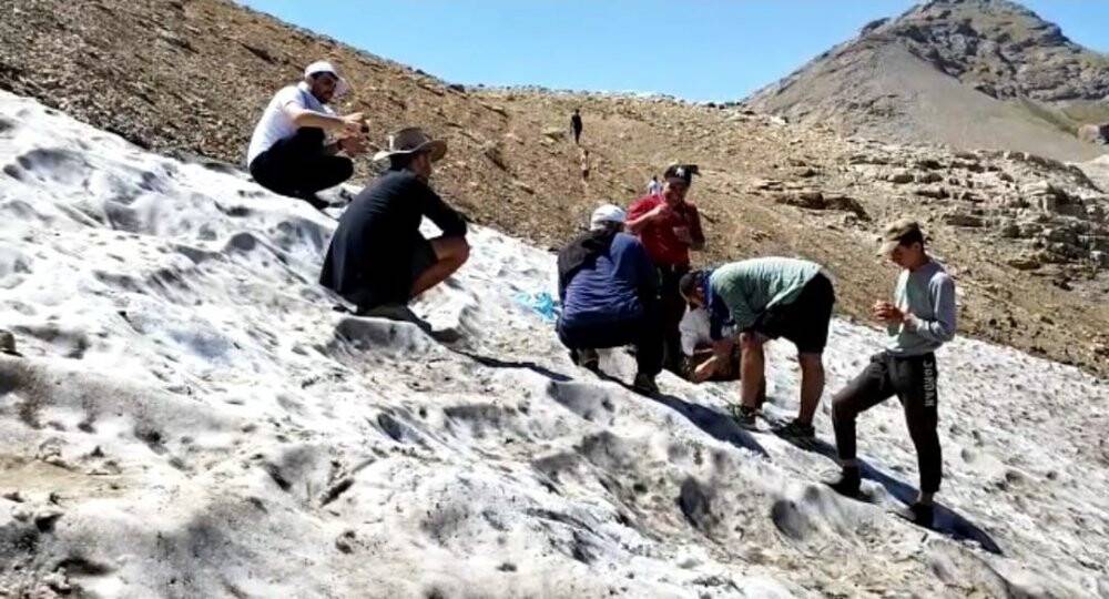 Mereto Dağı’nda kar helvası keyfi