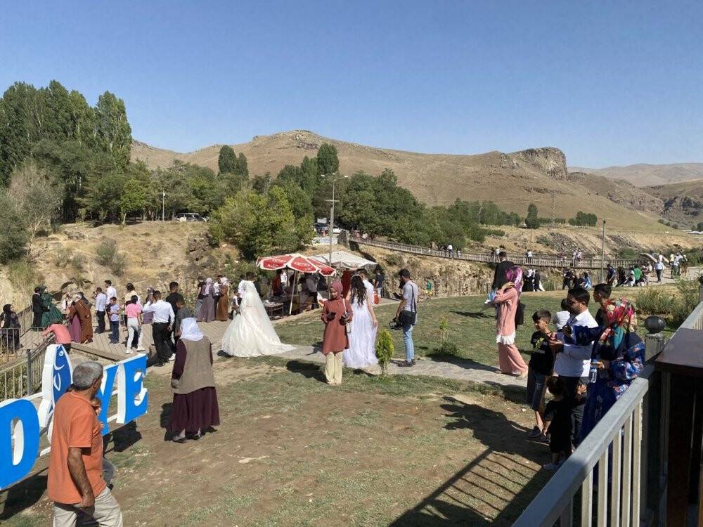 Muradiye Şelalesi’ne yoğun ilgi