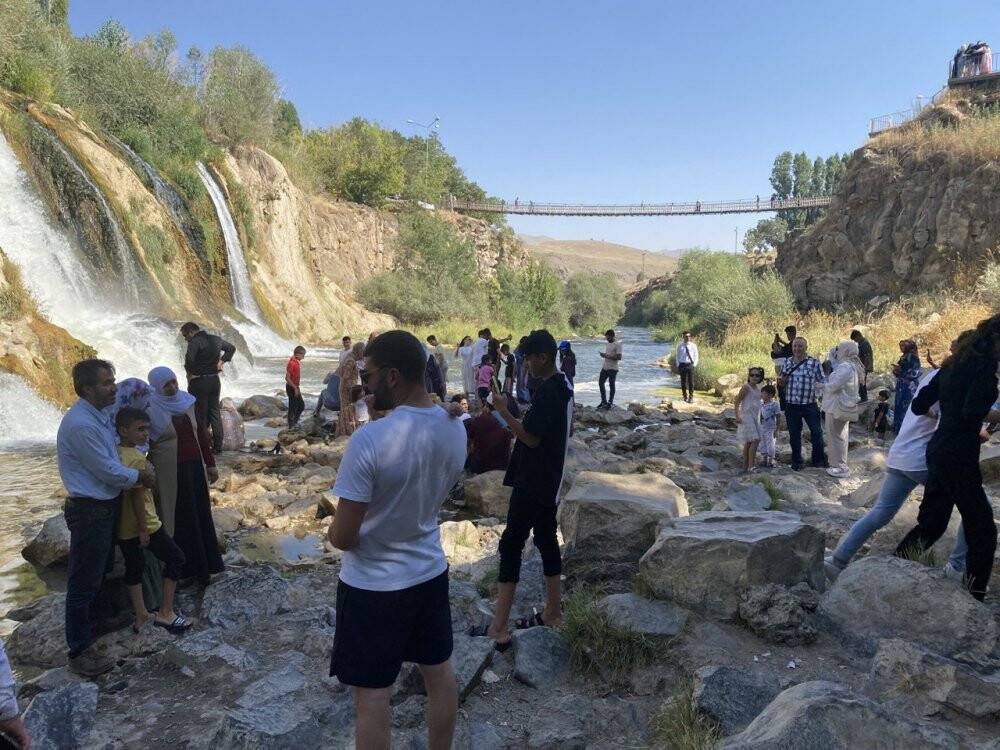 Muradiye Şelalesi’ne yoğun ilgi