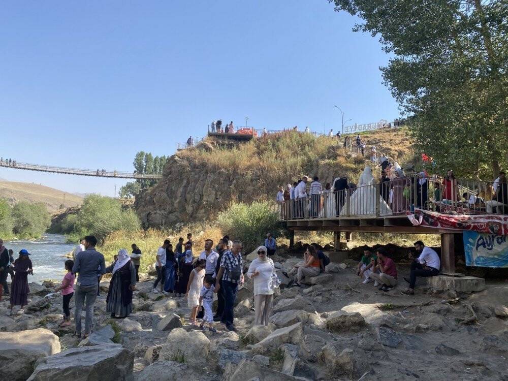 Muradiye Şelalesi’ne yoğun ilgi