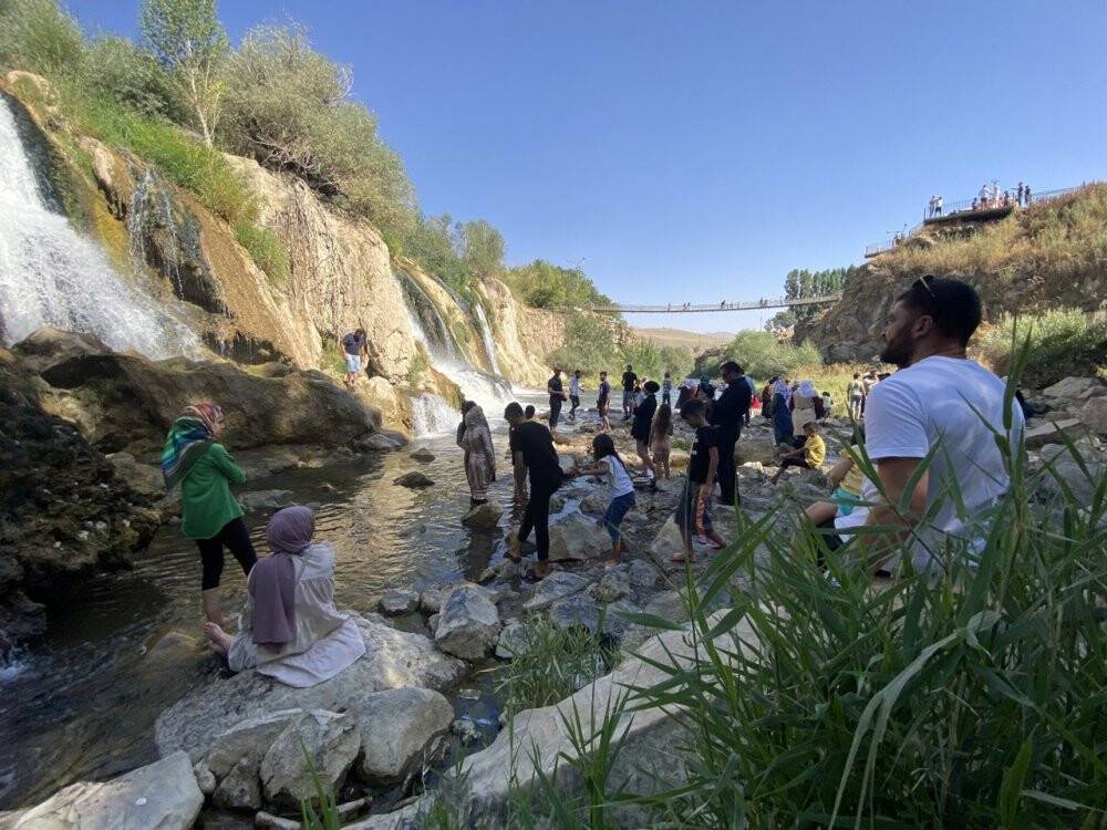 Muradiye Şelalesi’ne yoğun ilgi