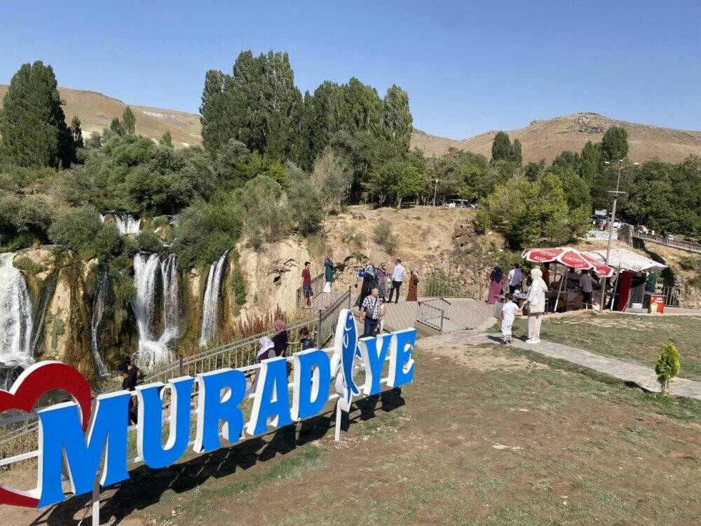 Muradiye Şelalesi’ne yoğun ilgi