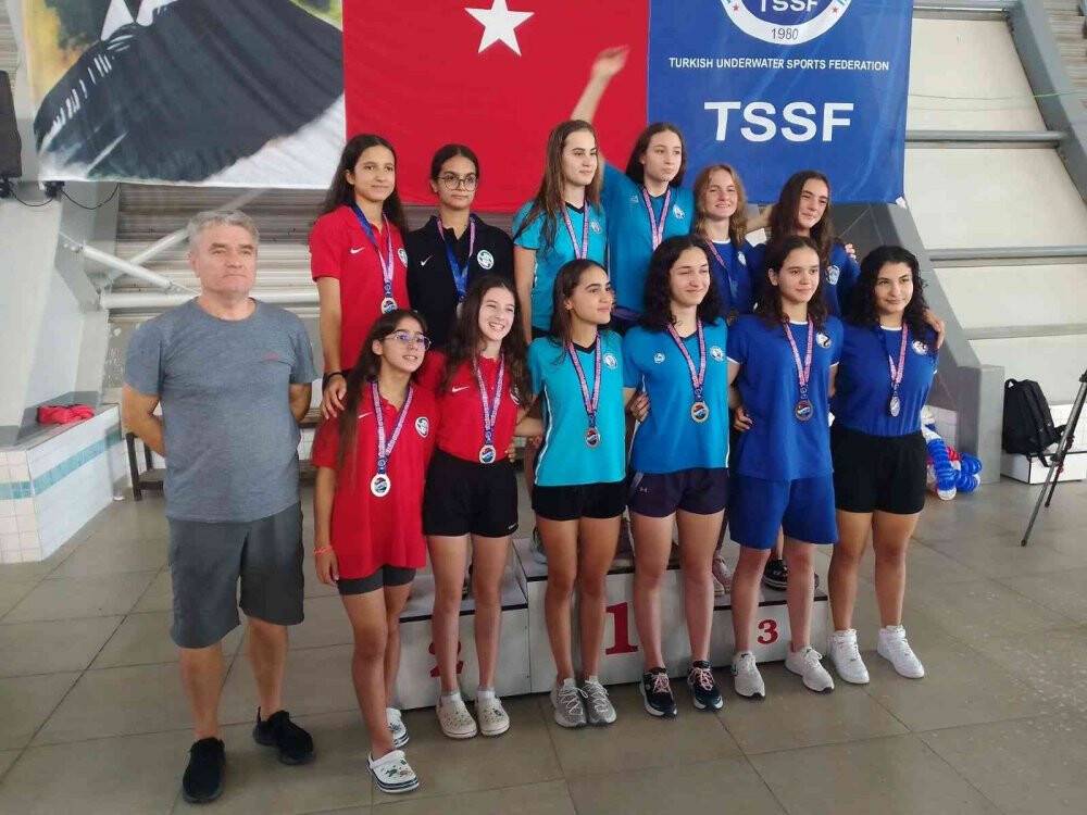 Paletli Yüzme Şampiyonası’nda dereceye giren yarışmacılara ödülleri verildi