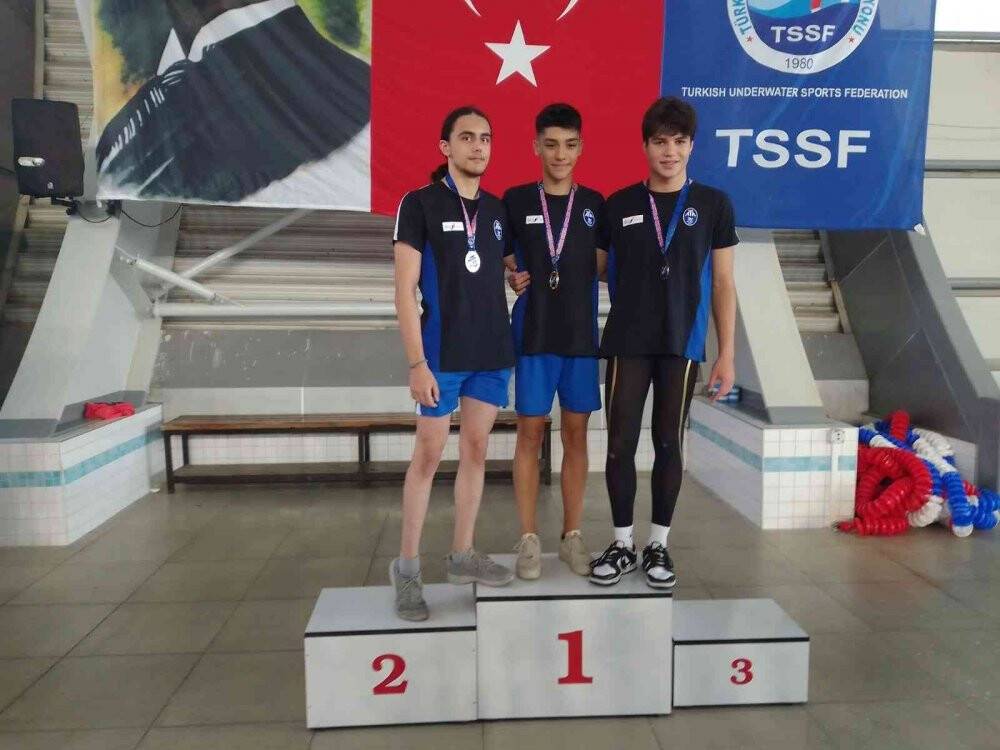 Paletli Yüzme Şampiyonası’nda dereceye giren yarışmacılara ödülleri verildi