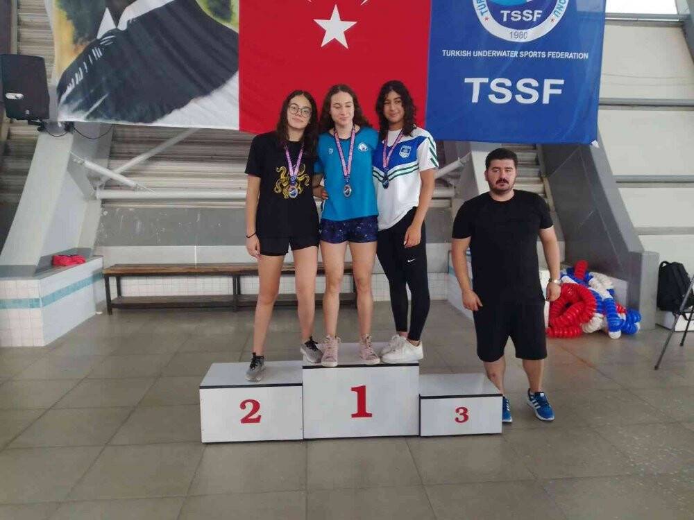 Paletli Yüzme Şampiyonası’nda dereceye giren yarışmacılara ödülleri verildi