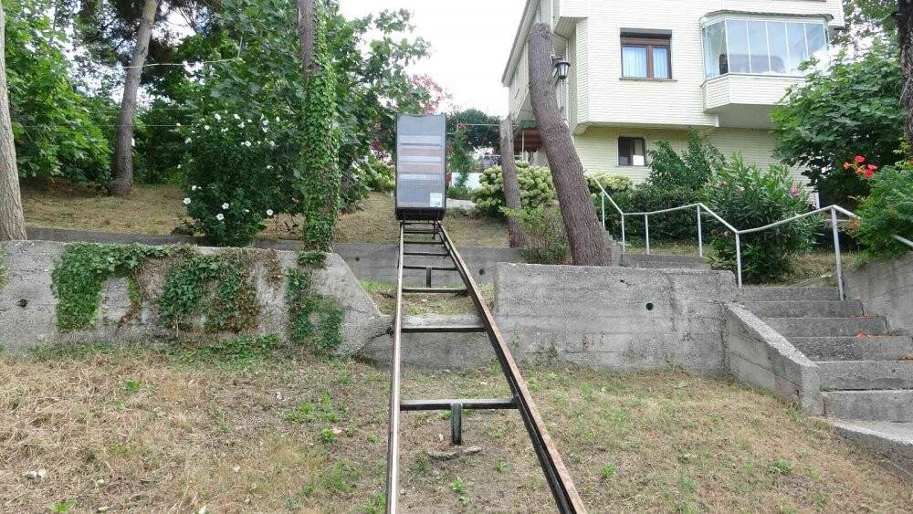 Yokuşun başındaki evine raylı sistem ile gidiyor