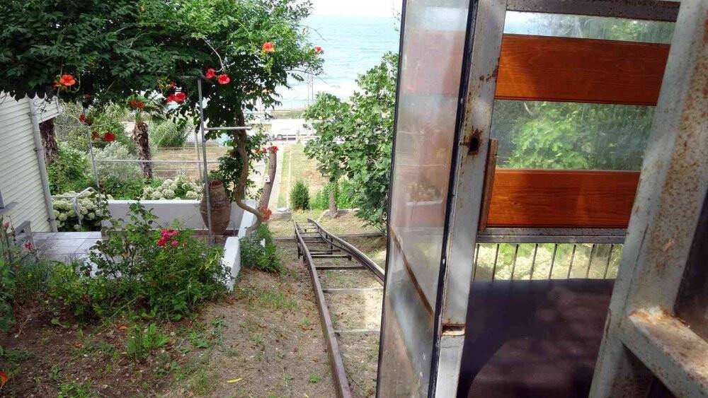 Yokuşun başındaki evine raylı sistem ile gidiyor