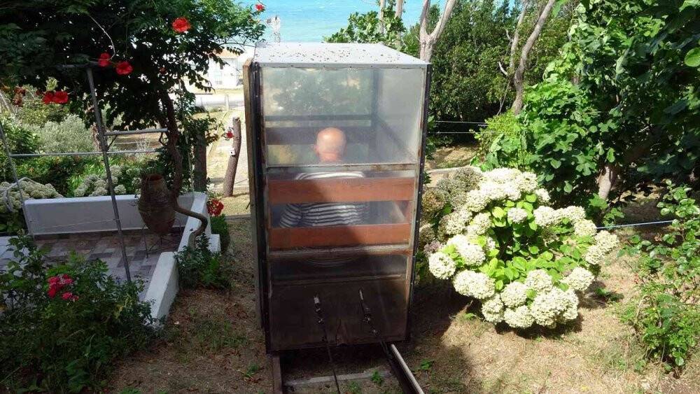 Yokuşun başındaki evine raylı sistem ile gidiyor