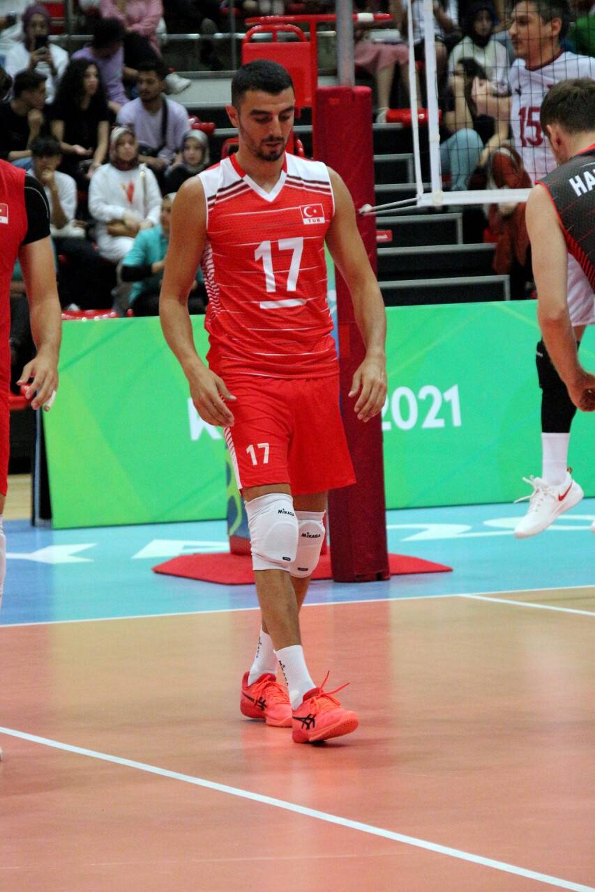 aa-20220815-28651062-28651057-denemek-icin-basladigi-voleybolda-milli-takimin-vazgecilmezlerinden-oldu.jpg