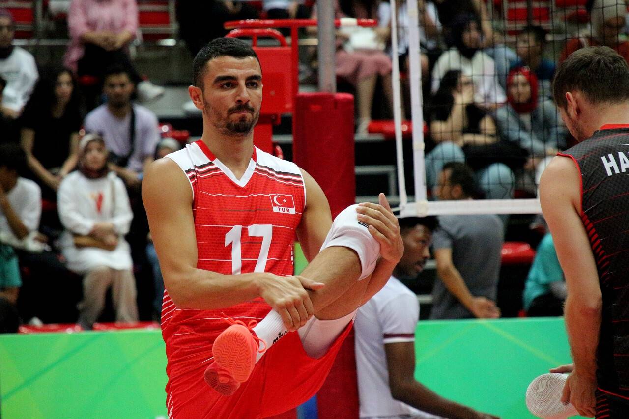 aa-20220815-28651062-28651060-denemek-icin-basladigi-voleybolda-milli-takimin-vazgecilmezlerinden-oldu.jpg