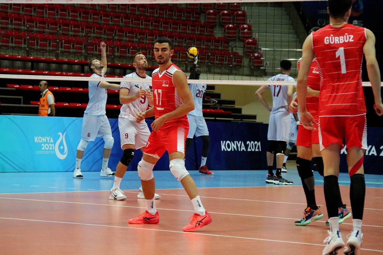 aa-20220815-28651062-28651061-denemek-icin-basladigi-voleybolda-milli-takimin-vazgecilmezlerinden-oldu.jpg