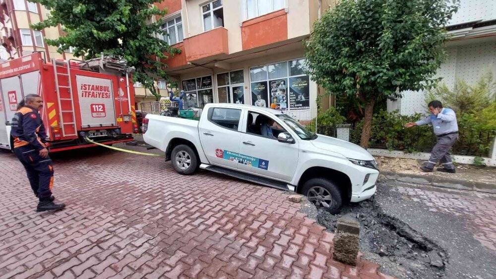 Avcılar’da ev ve iş yerlerini su bastı, yol çöktü