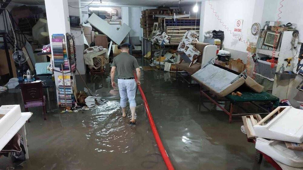 Avcılar’da ev ve iş yerlerini su bastı, yol çöktü