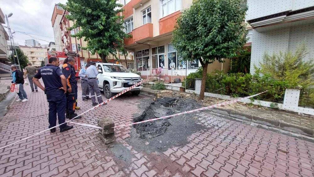 Avcılar’da ev ve iş yerlerini su bastı, yol çöktü
