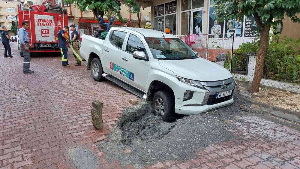 Avcılar’da ev ve iş yerlerini su bastı, yol çöktü