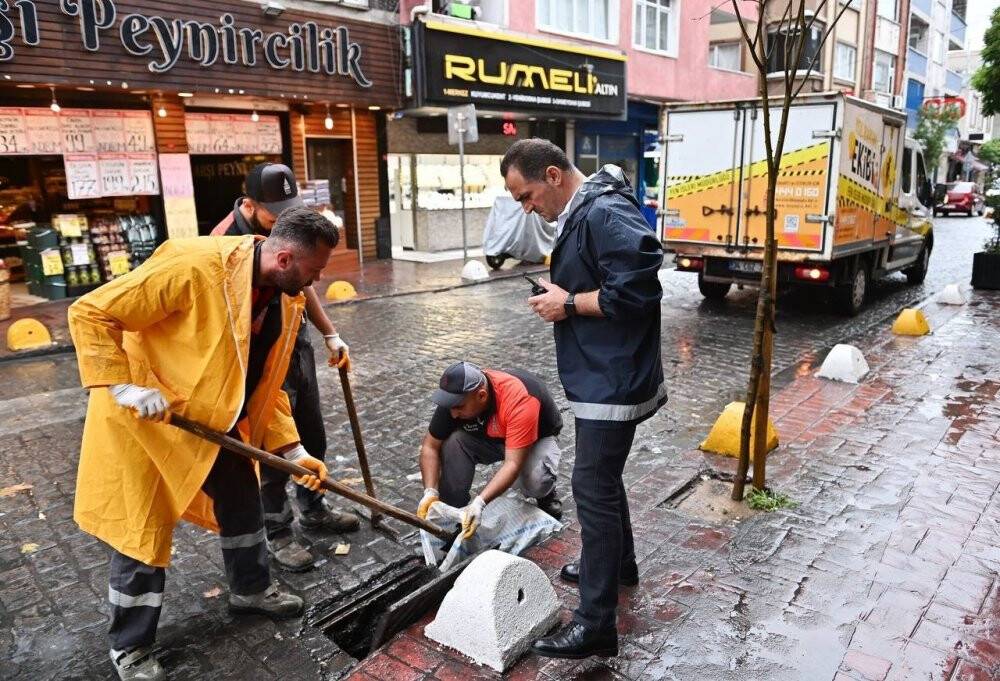 Beyoğlu’nda yağmurla mücadele için 300 kişilik ekip sahaya indi