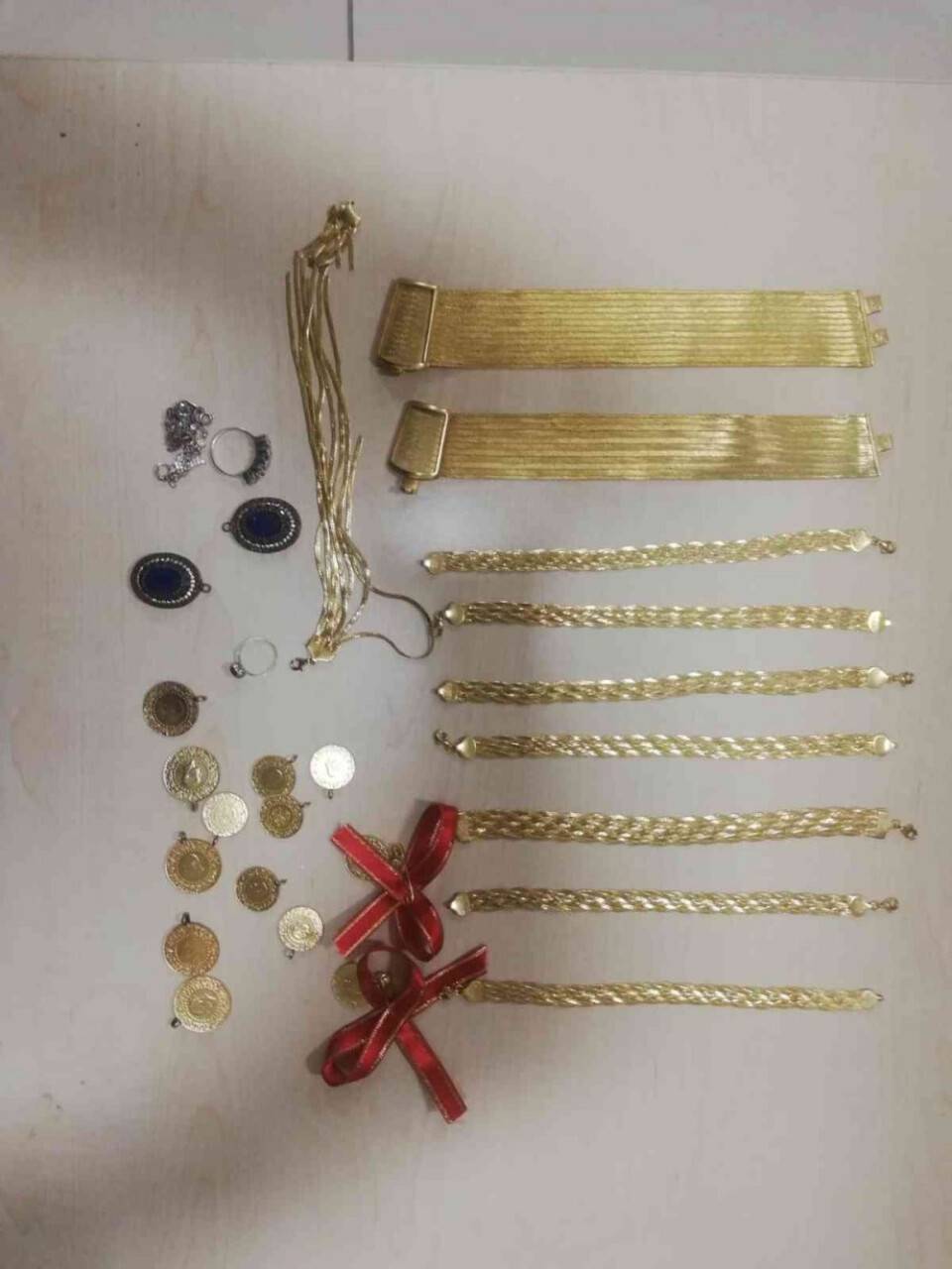 Kuyumcuya sahte altın satan 3 şüpheliden 1’i tutuklandı