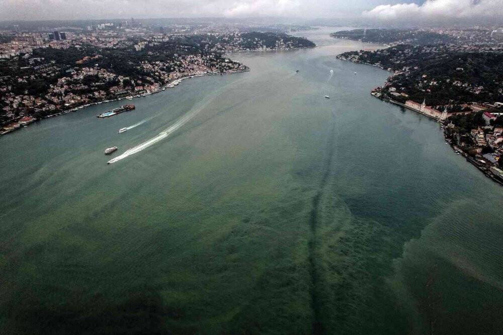 Sağanak yağış sonrası İstanbul Boğazı çamura bulandı
