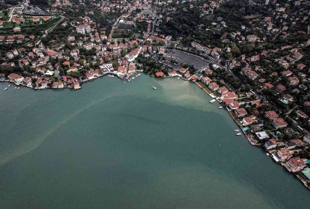 Sağanak yağış sonrası İstanbul Boğazı çamura bulandı