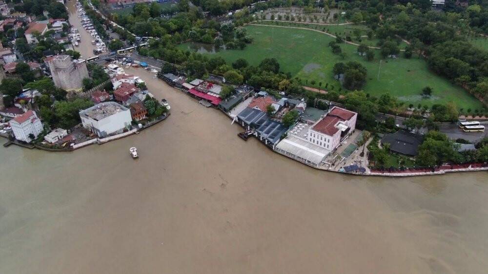Sağanak yağış sonrası İstanbul Boğazı çamura bulandı