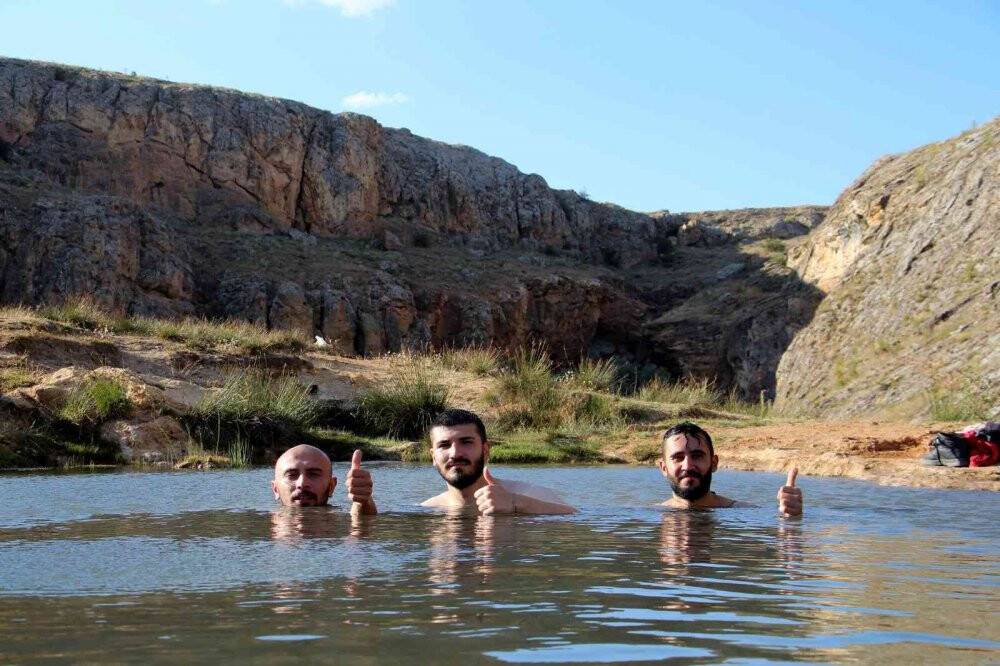 Uçurumun kenarındaki bu göl uyuzlara çare oluyor