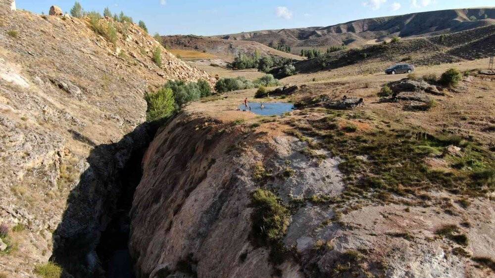 Uçurumun kenarındaki bu göl uyuzlara çare oluyor