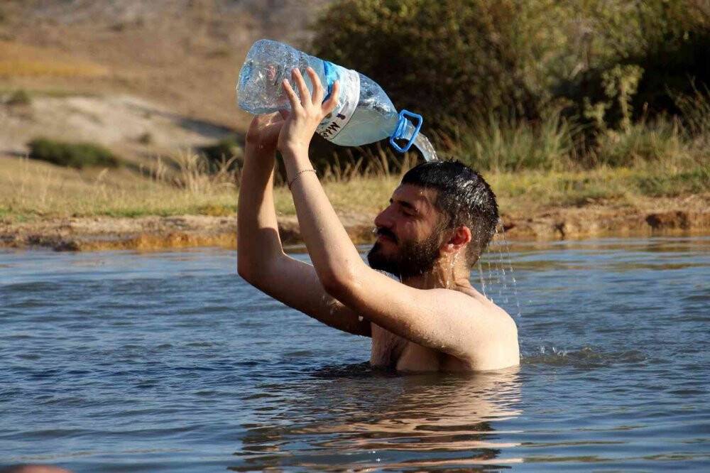 Uçurumun kenarındaki bu göl uyuzlara çare oluyor