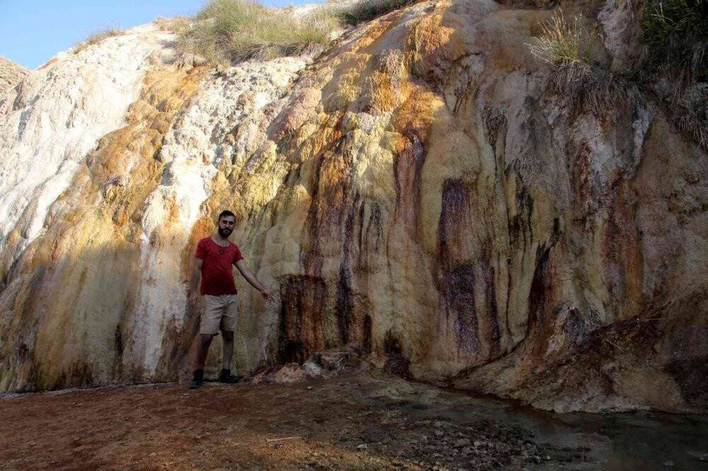 Uçurumun kenarındaki bu göl uyuzlara çare oluyor
