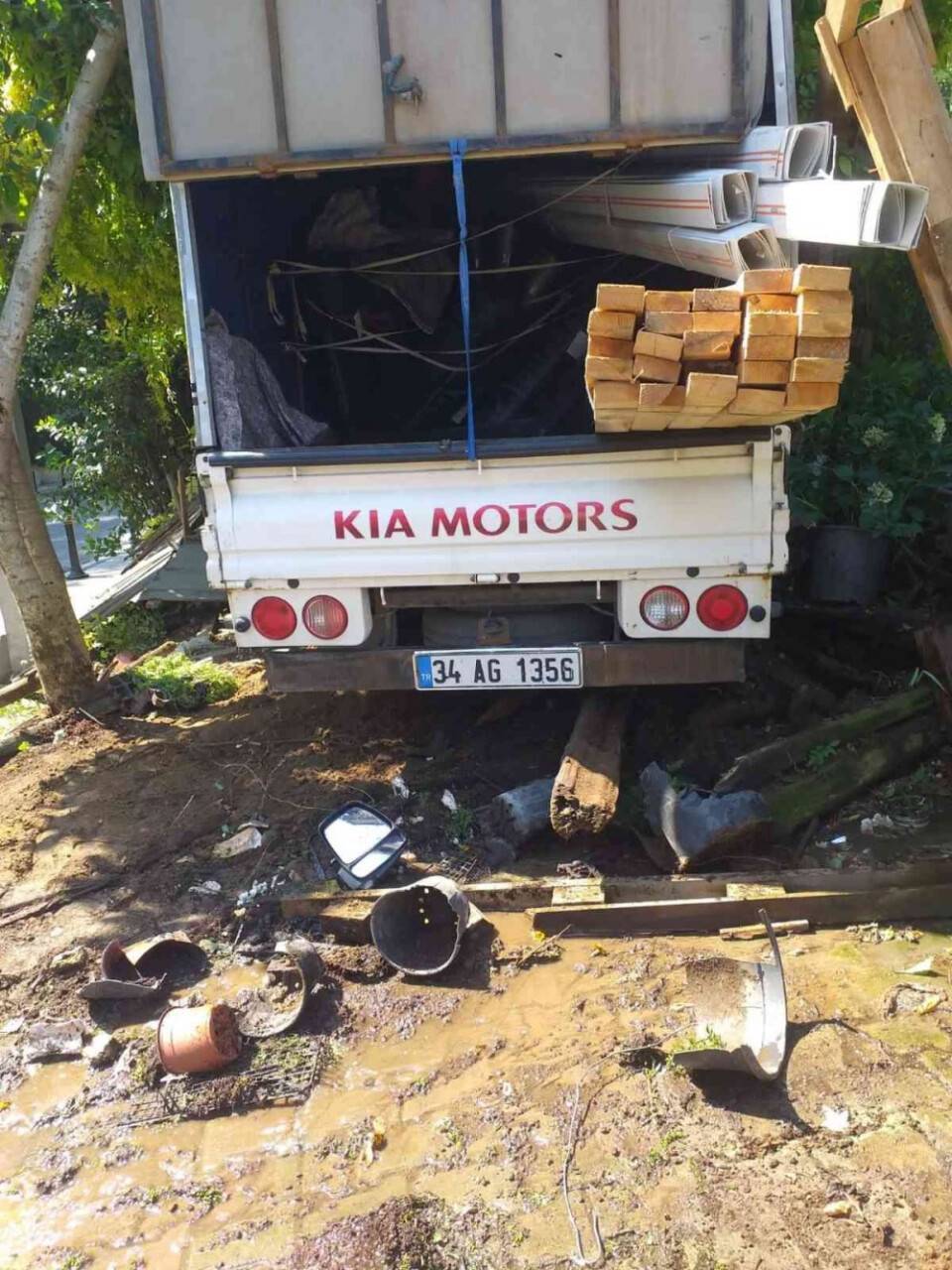 Beşiktaş’ta kamyonet çiçekçiye girdi: 2 yaralı