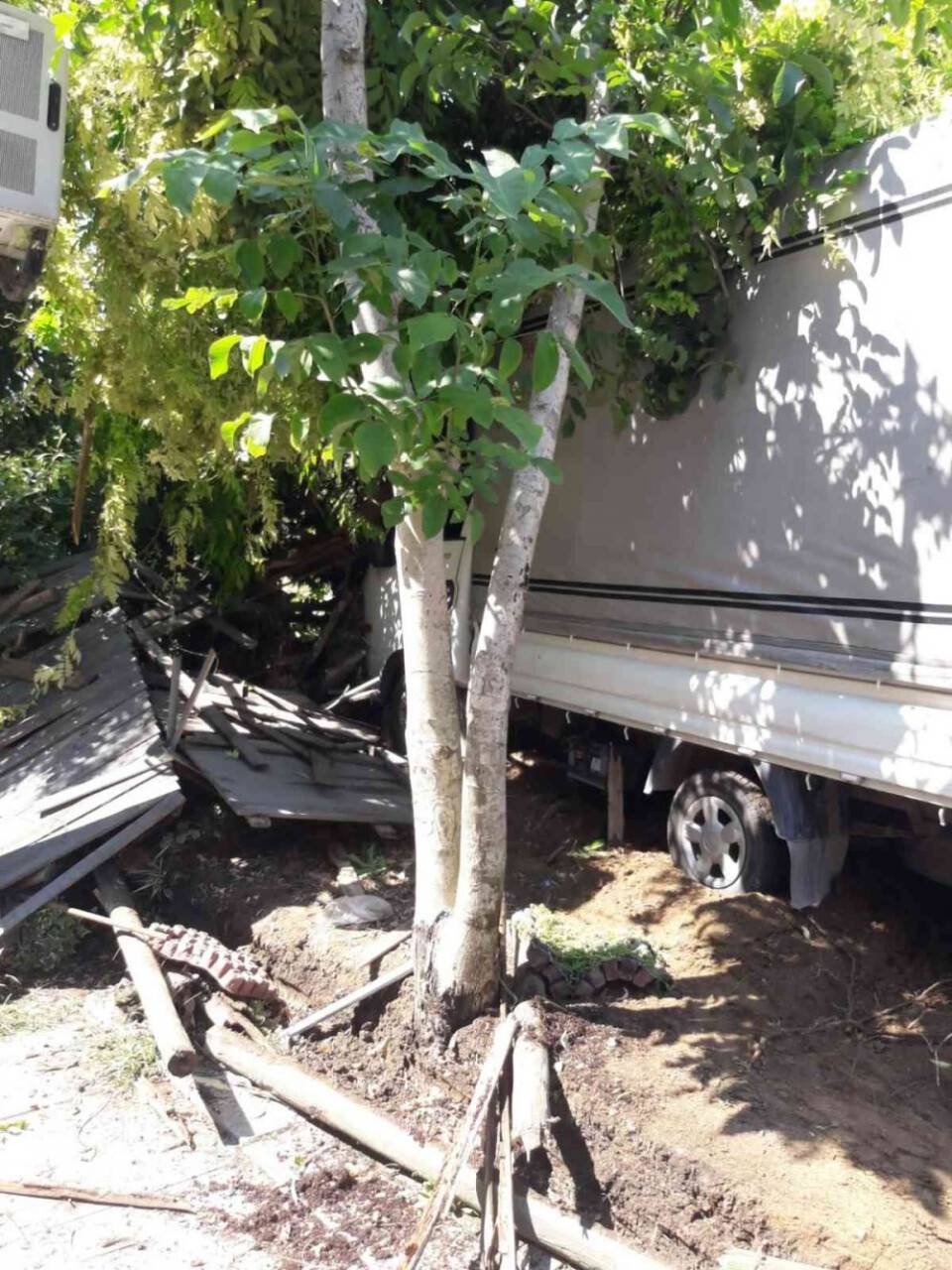 Beşiktaş’ta kamyonet çiçekçiye girdi: 2 yaralı