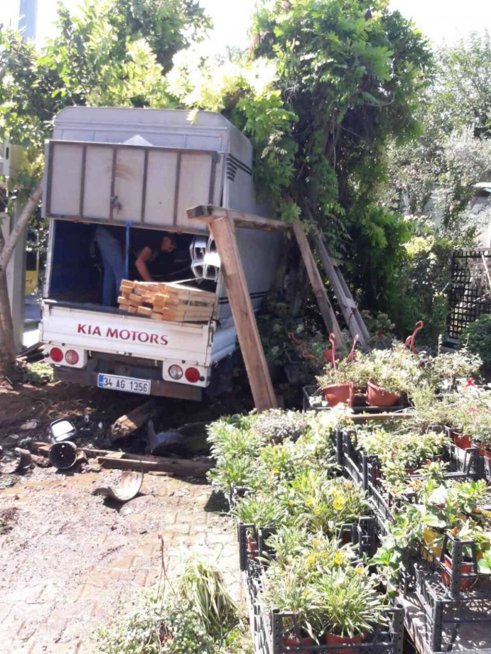 Beşiktaş’ta kamyonet çiçekçiye girdi: 2 yaralı