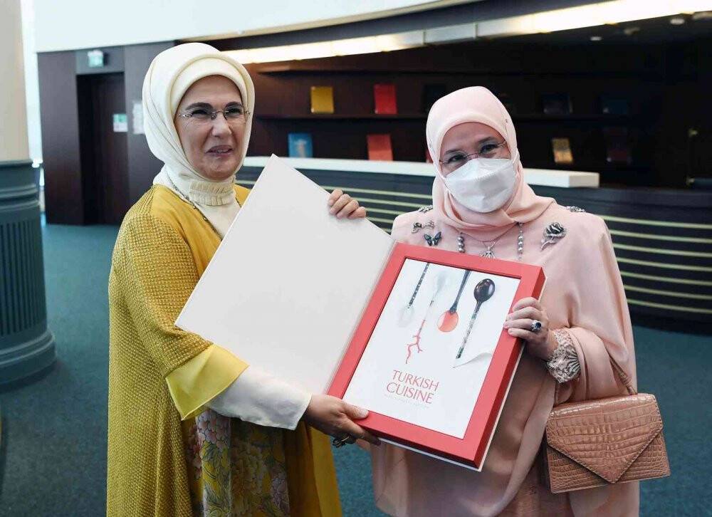 Emine Erdoğan ve Malezya Kraliçesi Azizah’tan Millet Kütüphanesi’ne ziyaret